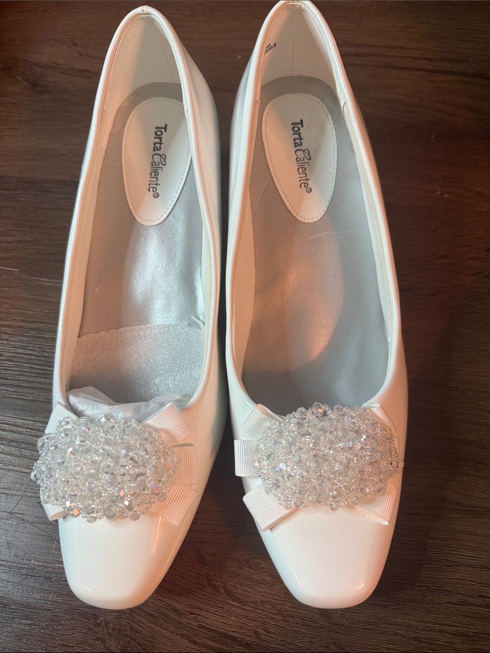 Torta Caliente White Crystal Embellished Women's kitten heel size 9.5M
